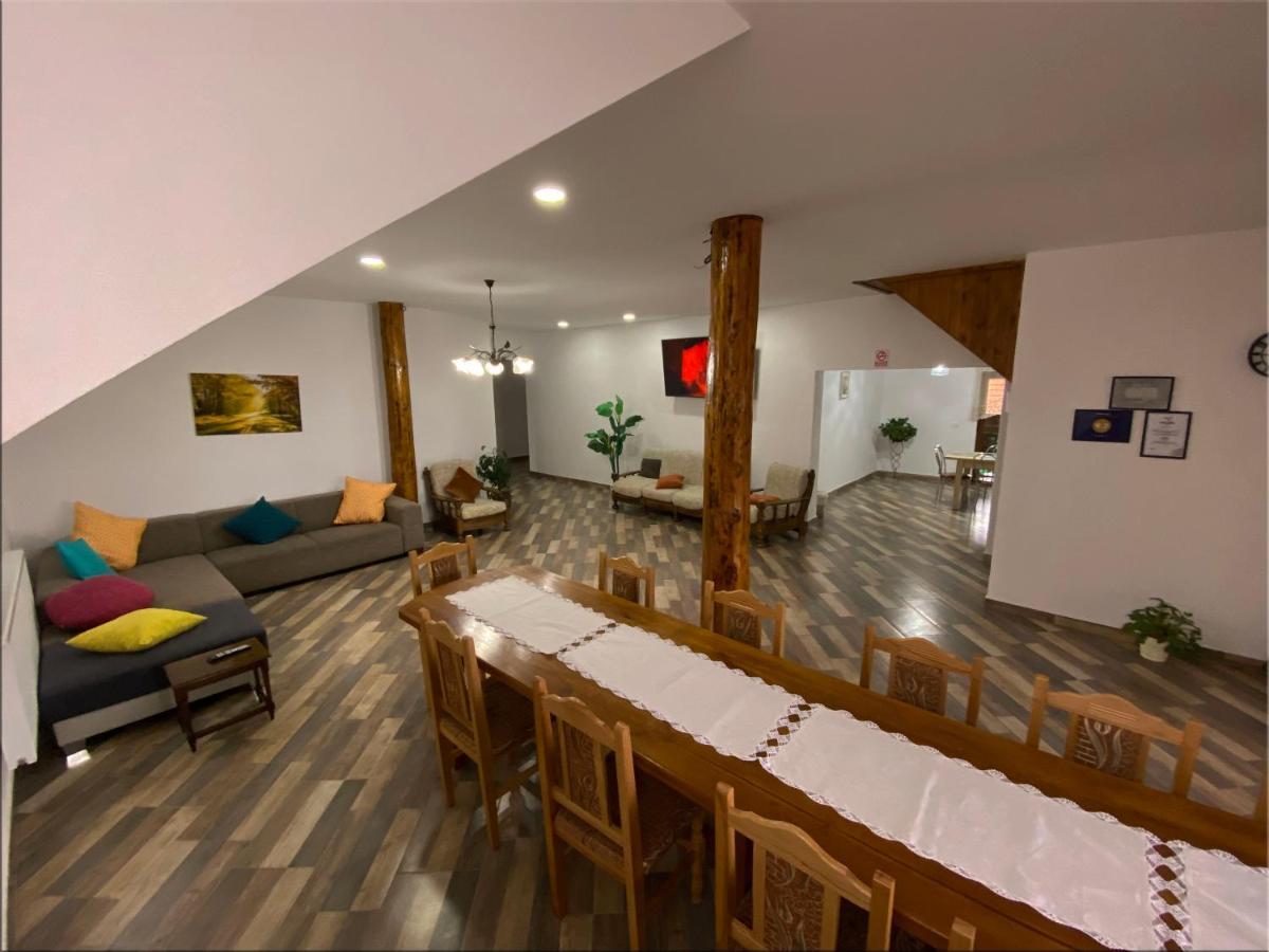 Casa Monica Guest House Dragus Ngoại thất bức ảnh